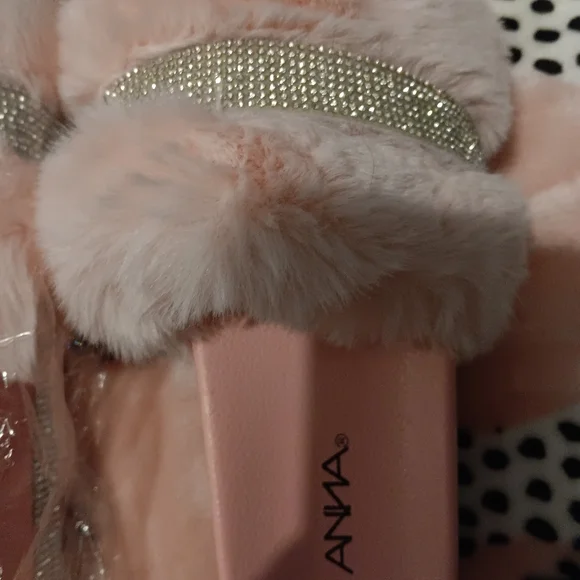ANNA bling ✨️ fuzzy slippers. Absolutely gorgeous ❤️ Brand new. Size 8 - Picture 2 of 4